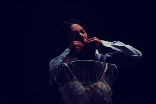 La prima di "Tutte queste vite", un monologo tratto da una storia vera, andato in scena all'interno del 47° Benevento Città Spettacolo.
Un grazie di cuore a tutte le persone che hanno reso possibile questo spettacolo:
Assunta Maria Berruti, in scena
Viviana Altieri, regia
Giovanni Calicchio, per la scenografia
Antonio Benedetto, per il disegno luci
Carmen Castiello, per i movimenti di scena
Maria Francesca Ocone, per le sue opere d'arte
Laura Oliva, assistente di palco e non solo
Un progetto a cura dell'Associazione Culturale TECLA.
Grazie al direttore artistico Renato Giordano e a tutto il team di Benevento Città Spettacolo, al Comune di Benevento, alla Fondazione Benevento Città Spettacolo e alla Regione Campania.
Grazie all'associazione di promozione sociale Exit Strategy per il sostegno e la sorellanza.
Grazie infine a chi ha scelto di essere in sala con noi❤
📷 Foto e Video di Valentina Leone ©️
#tuttequestevite #teclaproduzioni #teatro